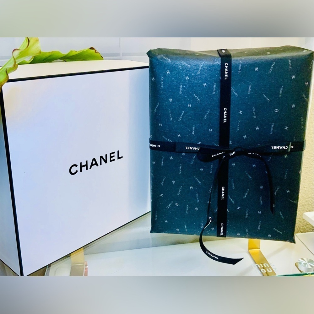 Chanel Ribbon & Gift wrapping paper 18”wide - Vintage Authentic brand new 🎁 - Picture 4 of 10
